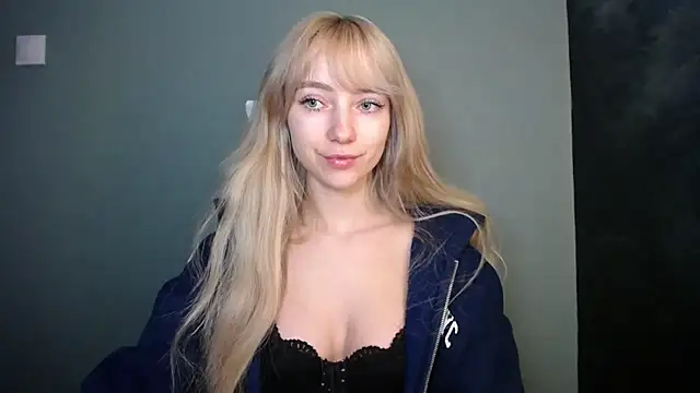 Snapshot of LuciaYoung chatting on 04/15/26, 06:15 LuciaYoung online show from 04/15/26, 06:15
