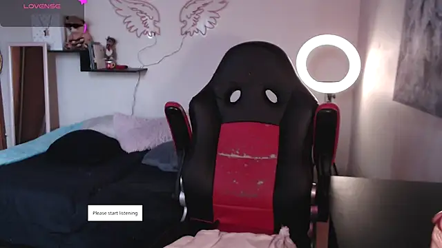 Snapshot of MissDennise chatting on 12/19/25, 04:25 MissDennise online show from 12/19/25, 04:25