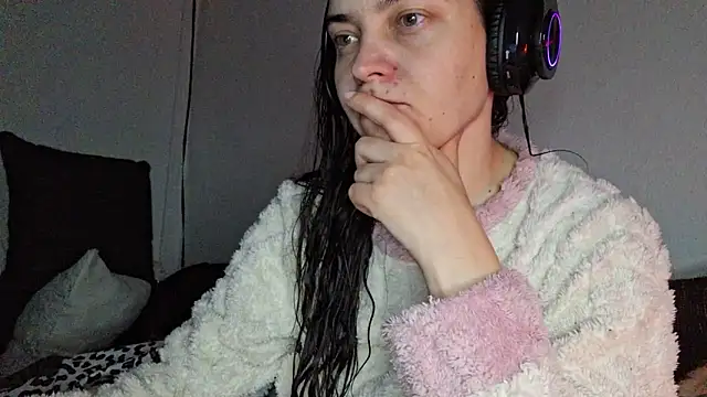 Snapshot of Cyndee_Winter chatting on 12/16/24, 10:13 Cyndee Winter online show from 12/16/24, 10:13