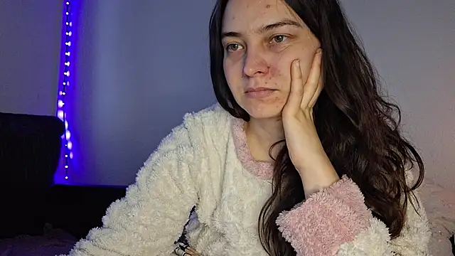 Snapshot of Cyndee_Winter chatting on 12/22/24, 02:49 Cyndee Winter online show from 12/22/24, 02:49