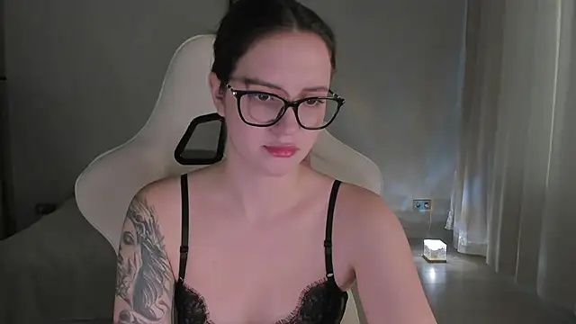 Snapshot of Sonia_moon_ chatting on 12/06/24, 04:47 Sonia moon online show from 12/06/24, 04:47