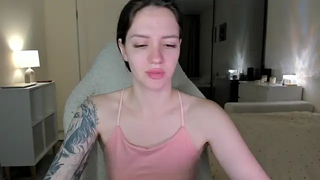 Snapshot of Sonia_moon_ chatting on 10/18/25, 02:36 Sonia moon online show from 10/18/25, 02:36