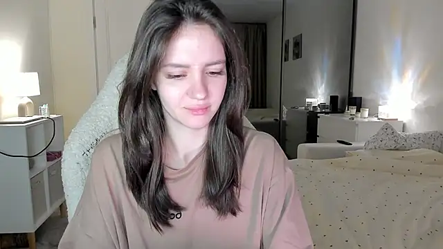Snapshot of Sonia_moon_ chatting on 10/21/25, 02:45 Sonia moon online show from 10/21/25, 02:45