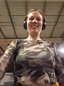 Snapshot of Exhibitionsplit chatting on 03/15/25, 10:22 Exhibitionsplit online show from 03/15/25, 10:22