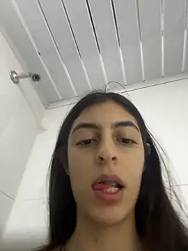Snapshot of cristel_17 chatting on 03/21/26, 04:32 cristel 17 online show from 03/21/26, 04:32