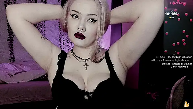 Snapshot of strawberry_elfcat chatting on 02/15/26, 09:33 strawberry elfcat online show from 02/15/26, 09:33