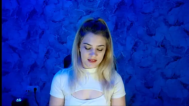 Snapshot of nika_gold1 chatting on 12/15/25, 01:15 nika gold1 online show from 12/15/25, 01:15