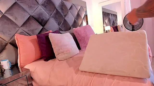 sofhiaa adaams online show from 02/07/25, 08:53