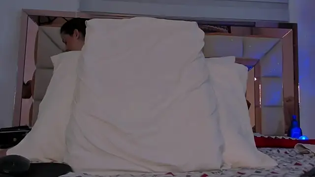 Snapshot of violetta-brown1 chatting on 01/29/25, 04:36 violetta-brown1 online show from 01/29/25, 04:36