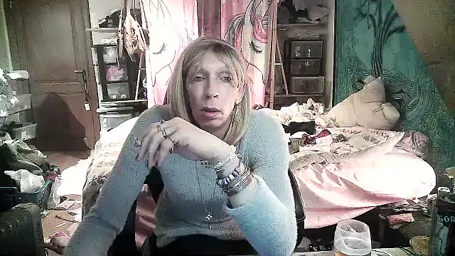 Snapshot of Ombeline1 chatting on 01/24/25, 03:54 Ombeline1 online show from 01/24/25, 03:54