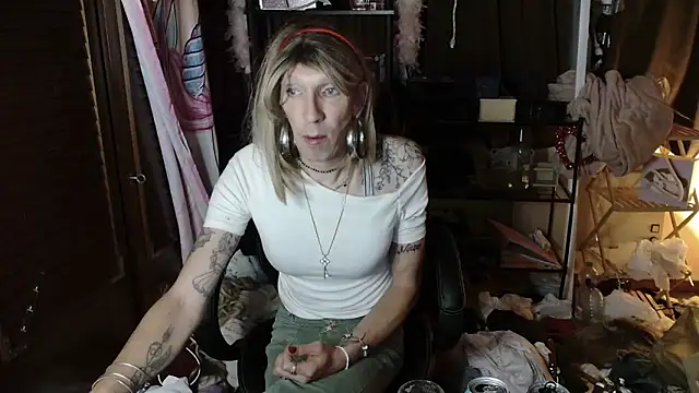 Snapshot of Ombeline1 chatting on 10/24/25, 07:32 Ombeline1 online show from 10/24/25, 07:32