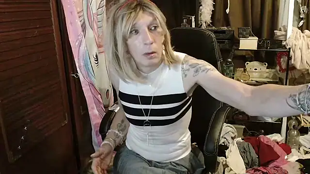 Snapshot of Ombeline1 chatting on 10/29/25, 07:04 Ombeline1 online show from 10/29/25, 07:04