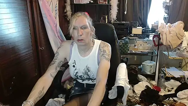 Snapshot of Ombeline1 chatting on 10/30/25, 07:10 Ombeline1 online show from 10/30/25, 07:10