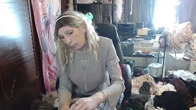 Snapshot of Ombeline1 chatting on 11/02/25, 11:34 Ombeline1 online show from 11/02/25, 11:34