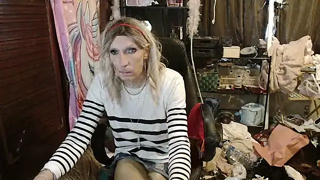 Snapshot of Ombeline1 chatting on 11/03/25, 02:07 Ombeline1 online show from 11/03/25, 02:07