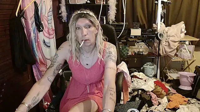 Snapshot of Ombeline1 chatting on 11/12/25, 06:36 Ombeline1 online show from 11/12/25, 06:36