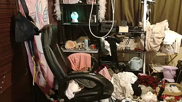 Snapshot of Ombeline1 chatting on 11/12/25, 06:41 Ombeline1 online show from 11/12/25, 06:41