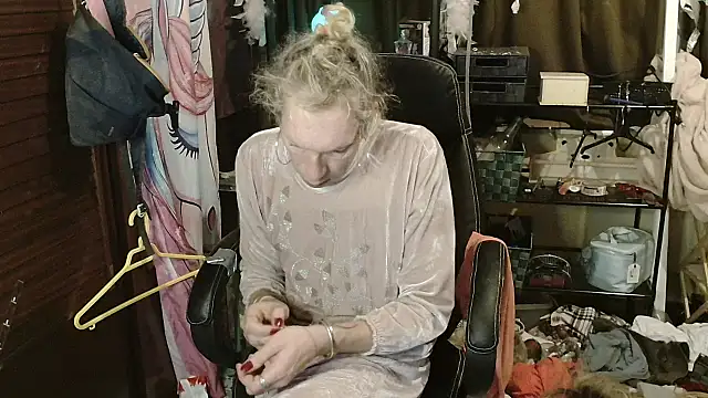 Snapshot of Ombeline1 chatting on 11/20/25, 05:51 Ombeline1 online show from 11/20/25, 05:51