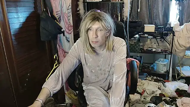 Snapshot of Ombeline1 chatting on 11/21/25, 10:58 Ombeline1 online show from 11/21/25, 10:58