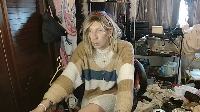 Snapshot of Ombeline1 chatting on 11/22/25, 02:16 Ombeline1 online show from 11/22/25, 02:16