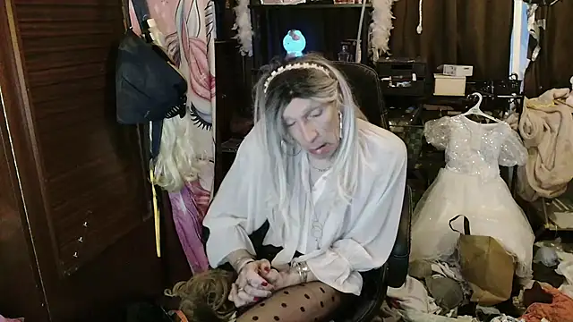 Snapshot of Ombeline1 chatting on 11/28/25, 03:47 Ombeline1 online show from 11/28/25, 03:47