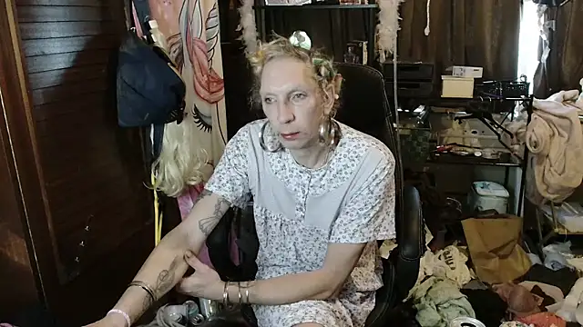 Snapshot of Ombeline1 chatting on 11/29/25, 08:06 Ombeline1 online show from 11/29/25, 08:06