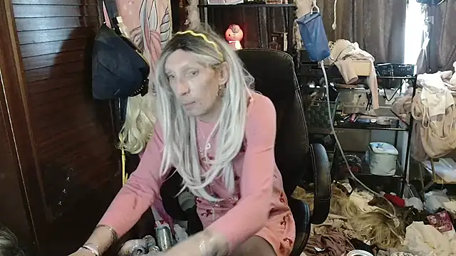 Snapshot of Ombeline1 chatting on 12/02/25, 12:10 Ombeline1 online show from 12/02/25, 12:10