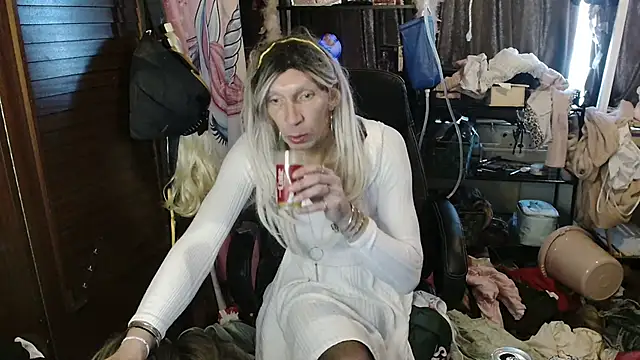 Snapshot of Ombeline1 chatting on 12/05/25, 09:18 Ombeline1 online show from 12/05/25, 09:18