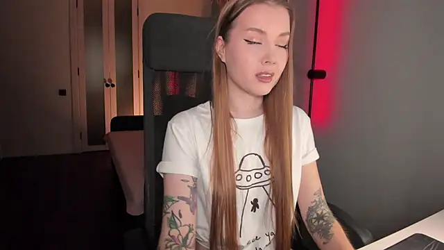 Snapshot of Midnight_Mi chatting on 10/19/25, 03:34 Midnight Mi online show from 10/19/25, 03:34