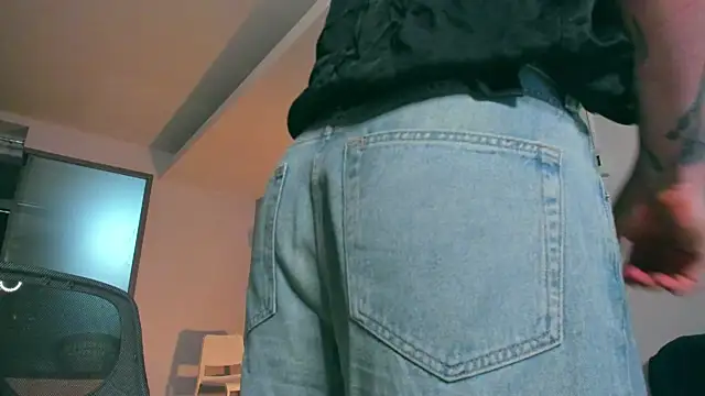 Snapshot of Samuel_Andrew chatting on 11/08/25, 04:23 Samuel Andrew online show from 11/08/25, 04:23