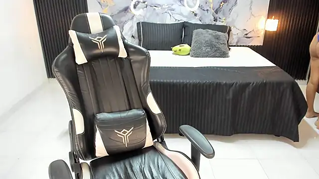 Ivy 16 online show from 02/21/25, 12:06