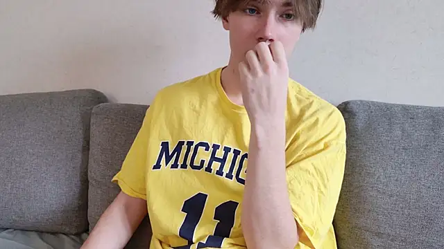 Snapshot of callmenineoneseven chatting on 10/13/25, 07:52 callmenineoneseven online show from 10/13/25, 07:52