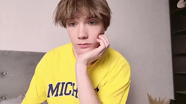 Snapshot of callmenineoneseven chatting on 10/30/25, 05:46 callmenineoneseven online show from 10/30/25, 05:46