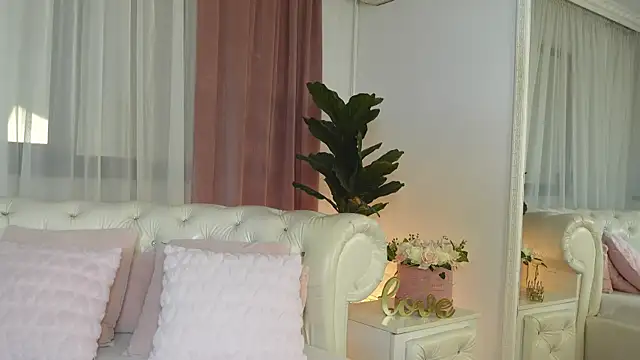 Snapshot of NinaCrystal1 chatting on 07/20/26, 10:39 NinaCrystal1 online show from 07/20/26, 10:39