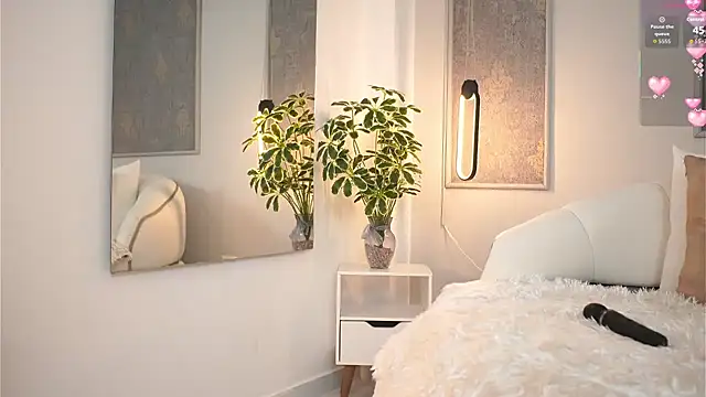 Sofia Cooper  online show from 11/30/25, 12:20