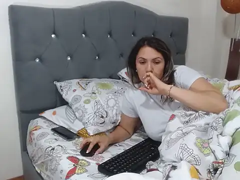 Snapshot of Chantal_hott chatting on 03/13/25, 04:38 Chantal hott online show from 03/13/25, 04:38