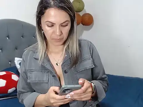 Snapshot of Chantal_hott chatting on 03/15/25, 11:06 Chantal hott online show from 03/15/25, 11:06