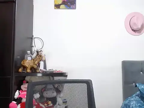 Snapshot of Chantal_hott chatting on 03/19/25, 09:27 Chantal hott online show from 03/19/25, 09:27