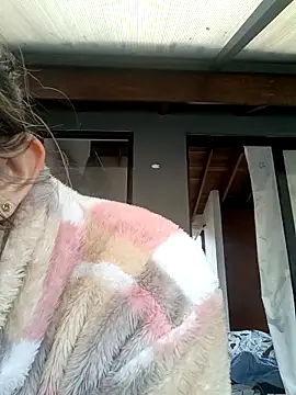 Snapshot of Chantal_hott chatting on 10/28/25, 04:42 Chantal hott online show from 10/28/25, 04:42