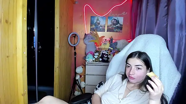 Fiery Brunette  online show from 04/25/26, 04:59