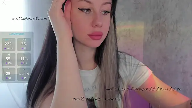 Snapshot of elena_addiction chatting on 03/17/25, 06:18 elena addiction online show from 03/17/25, 06:18