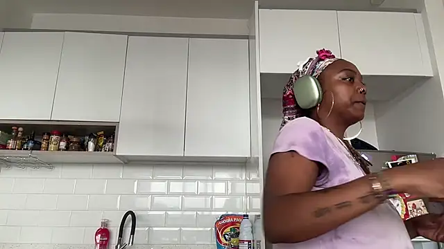 ChocolateCakeQueen online show from 02/10/25, 06:03