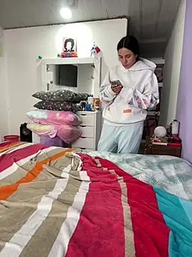 Snapshot of hannahb-e chatting on 01/14/26, 02:44 hannahb-e online show from 01/14/26, 02:44