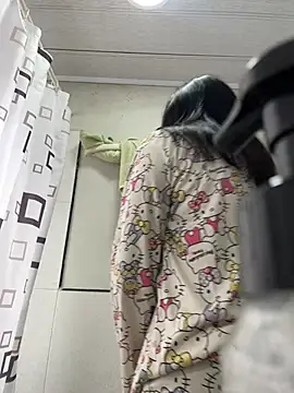 Snapshot of hannahb-e chatting on 02/14/26, 01:52 hannahb-e online show from 02/14/26, 01:52