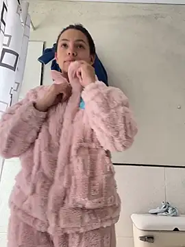 Snapshot of hannahb-e chatting on 03/15/26, 03:07 hannahb-e online show from 03/15/26, 03:07