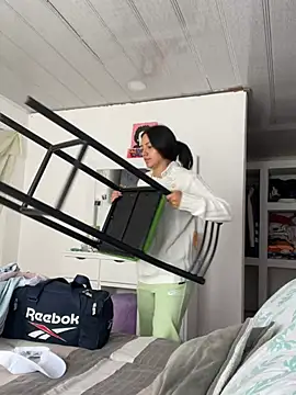 Snapshot of hannahb-e chatting on 03/25/26, 03:40 hannahb-e online show from 03/25/26, 03:40