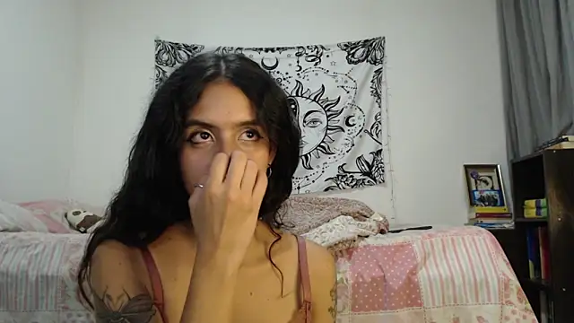 Snapshot of AlinaWoolf_ chatting on 01/11/25, 08:43 AlinaWoolf  online show from 01/11/25, 08:43