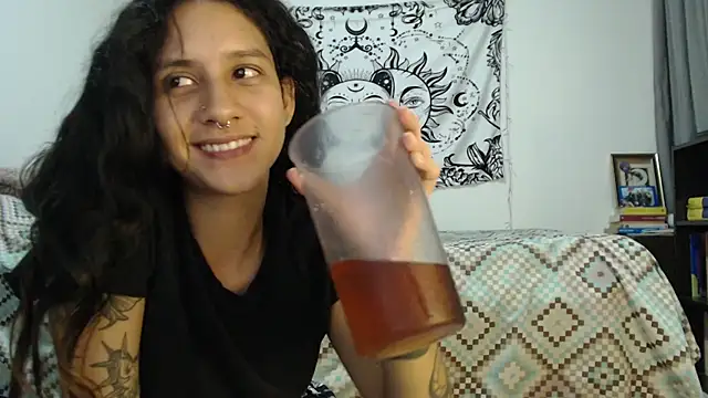 Snapshot of AlinaWoolf_ chatting on 02/04/25, 02:39 AlinaWoolf  online show from 02/04/25, 02:39