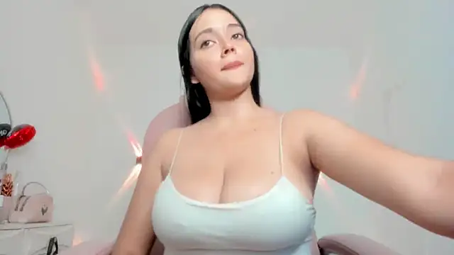 Snapshot of Sarah_angell chatting on 05/19/26, 03:35 Sarah angell online show from 05/19/26, 03:35