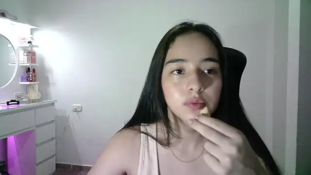 Snapshot of aineangeel chatting on 11/08/25, 12:33 aineangeel online show from 11/08/25, 12:33